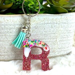 🍩 Donut Drip Letter Keychain Featuring Letter R🤎